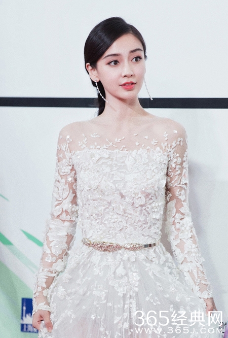 Baby白裙秀性感惹火美背 仙气十足