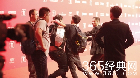 太尴尬 上海电影节红毯工作人员互殴