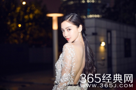 Baby白裙秀性感惹火美背 仙气十足