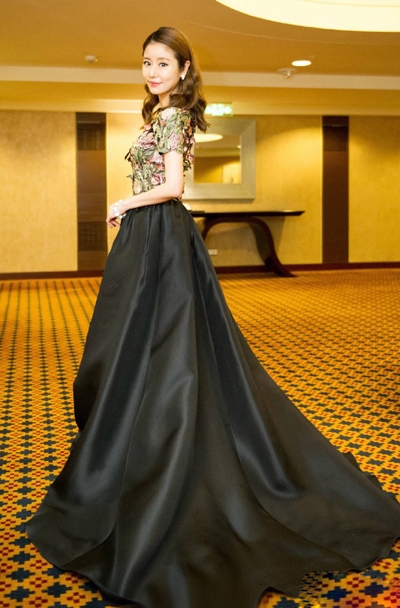 林心如透视裙秀身材 花朵遮胸若隐若现