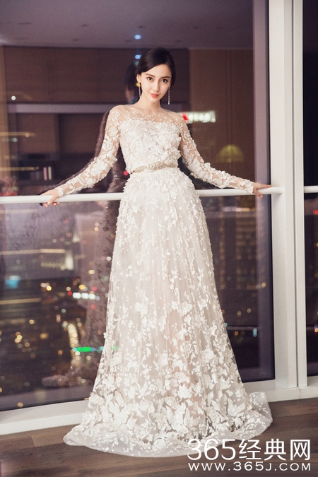 Baby白裙秀性感惹火美背 仙气十足