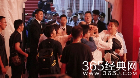 太尴尬 上海电影节红毯工作人员互殴