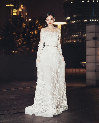 Baby白裙秀性感惹火美背 仙气十足