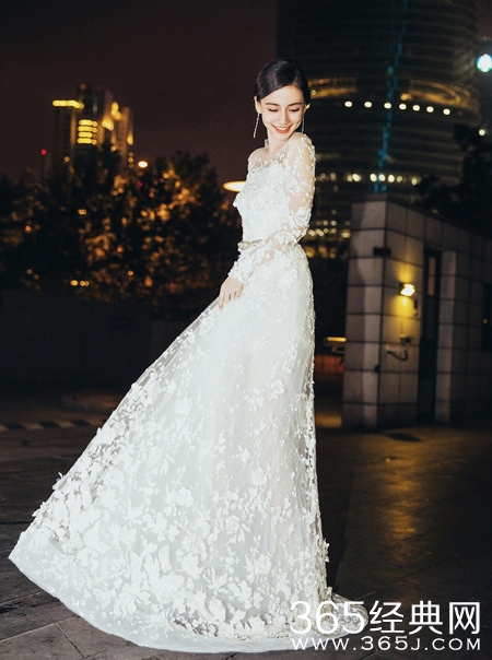 Baby白裙秀性感惹火美背 仙气十足