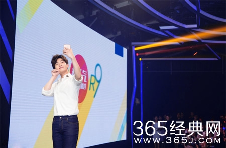 杨洋白衬衫出席活动 现场自拍卖萌