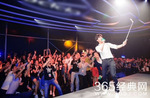 杨洋白衬衫出席活动 现场自拍卖萌