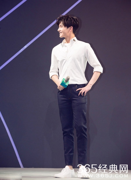 杨洋白衬衫出席活动 现场自拍卖萌