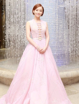 袁姗姗深V装现身 大秀迷人事业线