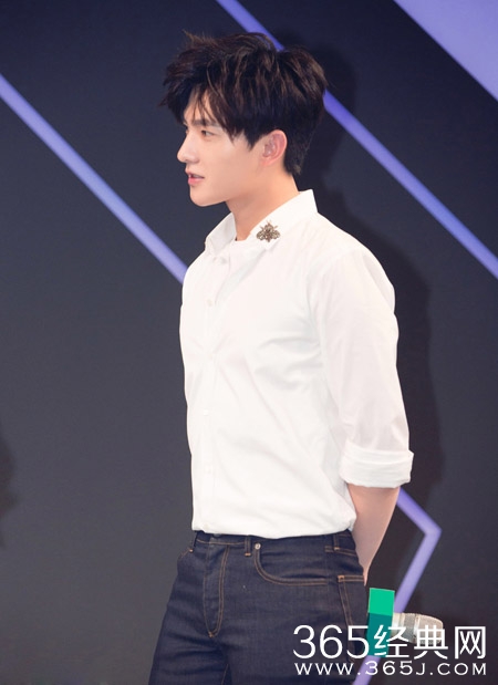 杨洋白衬衫出席活动 现场自拍卖萌
