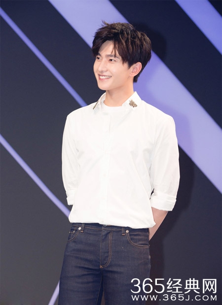 杨洋白衬衫出席活动 现场自拍卖萌