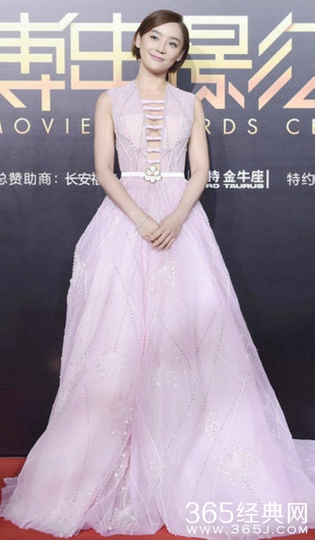 袁姗姗深V装现身 大秀迷人事业线