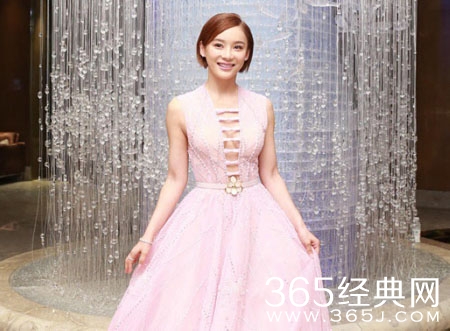 袁姗姗深V装现身 大秀迷人事业线