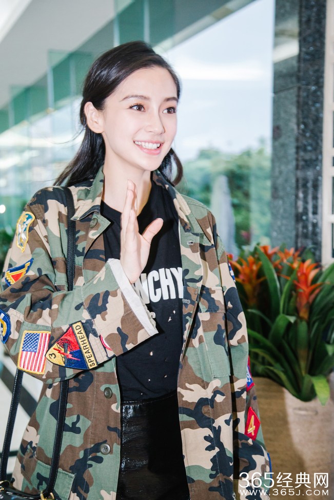 颜值回春 Baby穿皮短裙现身机场秀美腿