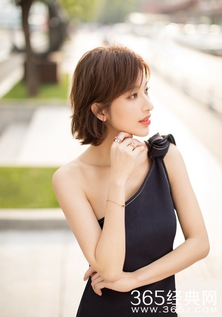 张俪登杂志封面 肤白貌美自带高冷御姐气场