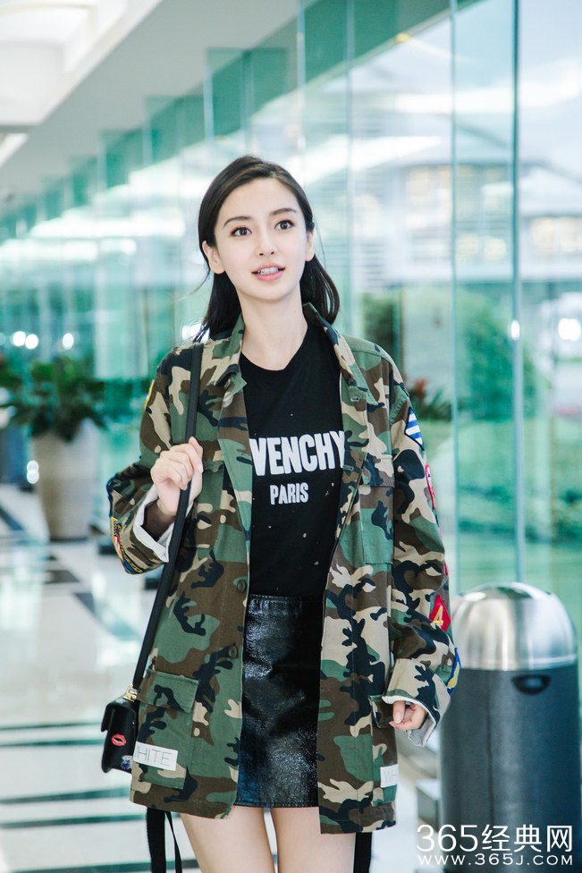 颜值回春 Baby穿皮短裙现身机场秀美腿