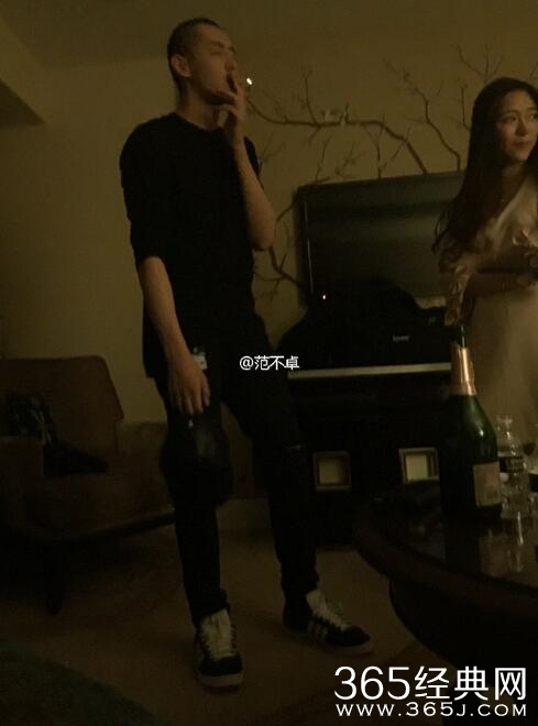 网曝疑似吴亦凡与女子床照 工作人员暂未回应