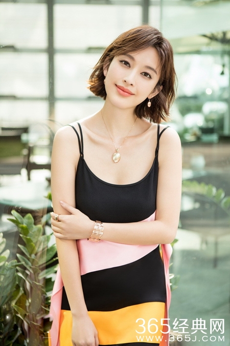 张俪登杂志封面 肤白貌美自带高冷御姐气场