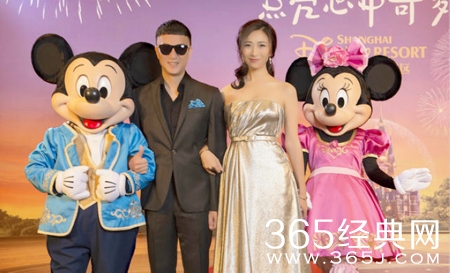 孙红雷带妻子游迪士尼 “颜王”的老婆颜值高