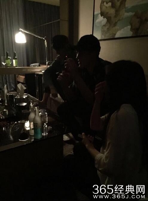 网曝疑似吴亦凡与女子床照 工作人员暂未回应