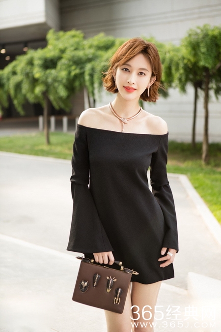 张俪登杂志封面 肤白貌美自带高冷御姐气场