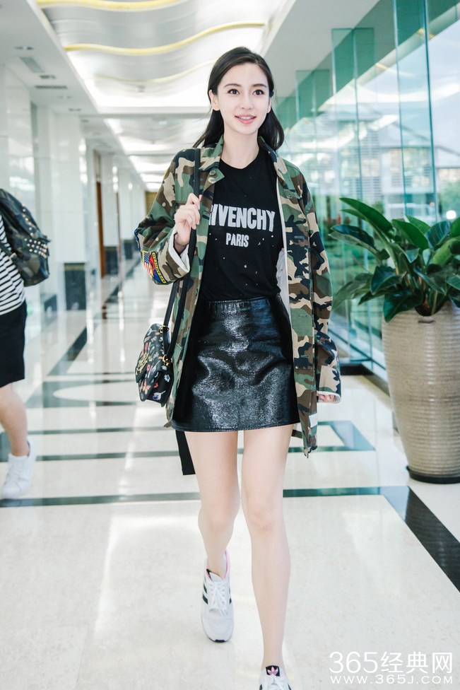 颜值回春 Baby穿皮短裙现身机场秀美腿