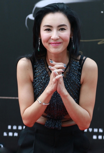 张柏芝内衣外穿秀性感 腰部赘肉显老态