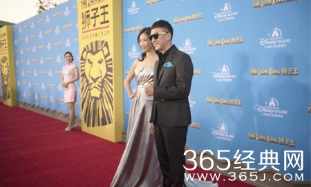 孙红雷带妻子游迪士尼 “颜王”的老婆颜值高