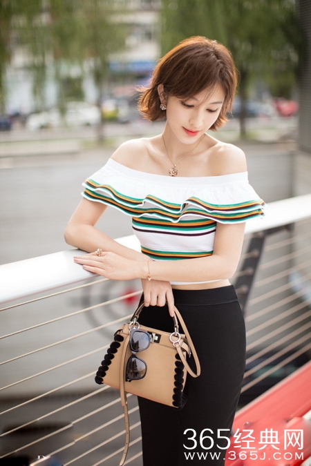 张俪登杂志封面 肤白貌美自带高冷御姐气场