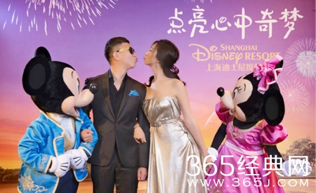 孙红雷带妻子游迪士尼 “颜王”的老婆颜值高
