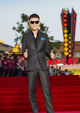 孙红雷带妻子游迪士尼 “颜王”的老婆颜值高