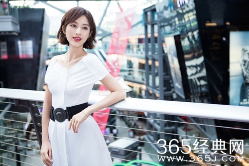 张俪登杂志封面 肤白貌美自带高冷御姐气场