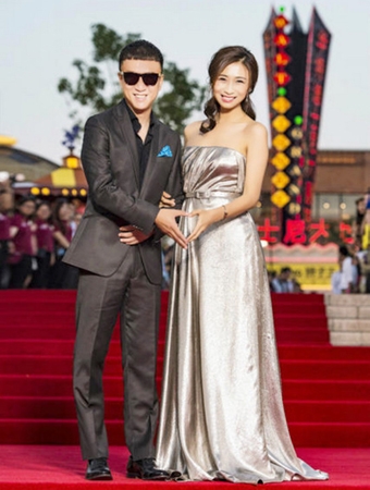 孙红雷带妻子游迪士尼 “颜王”的老婆颜值高