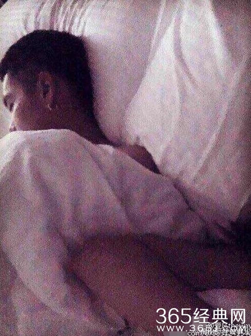 网曝疑似吴亦凡与女子床照 工作人员暂未回应