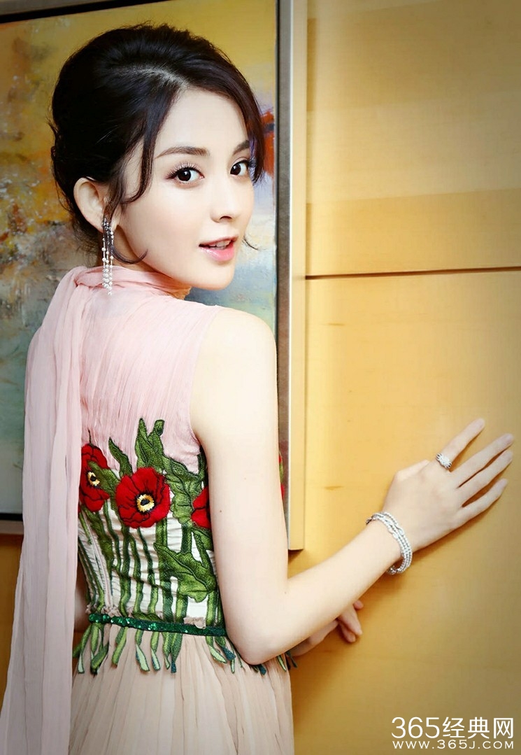 古力娜扎着花裙肤白貌美 仙气十足