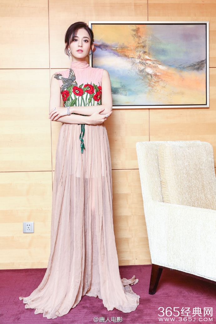 古力娜扎着花裙肤白貌美 仙气十足