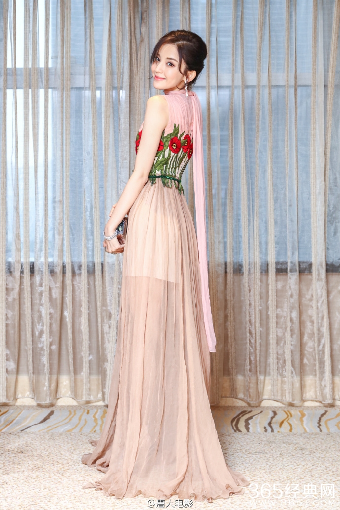 古力娜扎着花裙肤白貌美 仙气十足