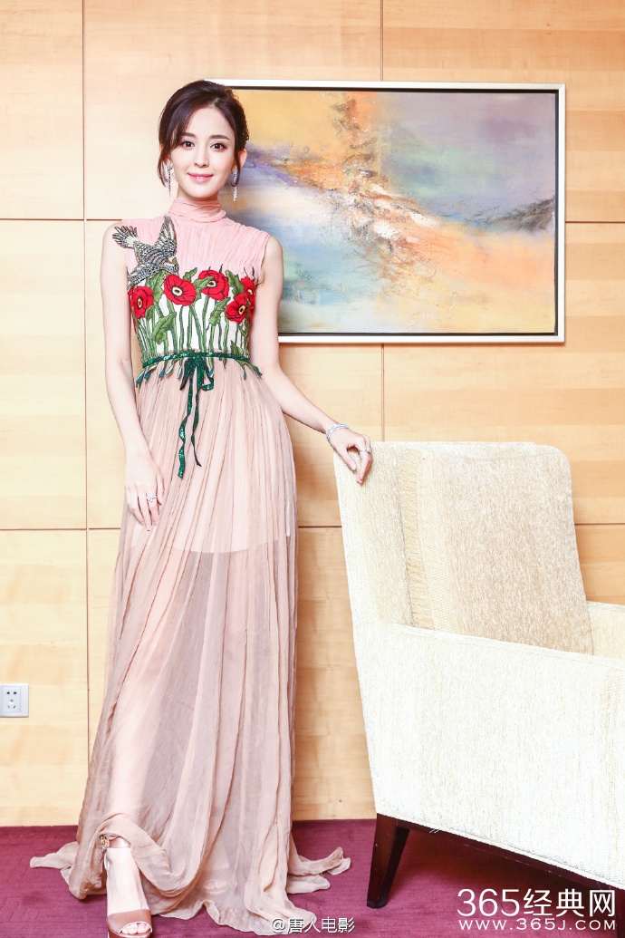 古力娜扎着花裙肤白貌美 仙气十足