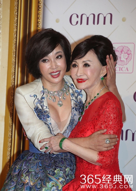 60岁刘晓庆低胸装大秀事业线遭网友吐槽