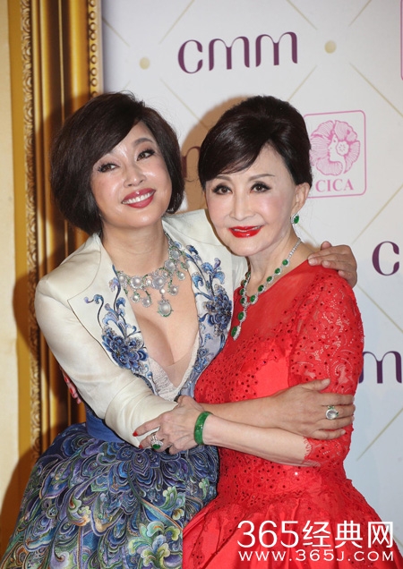 60岁刘晓庆低胸装大秀事业线遭网友吐槽