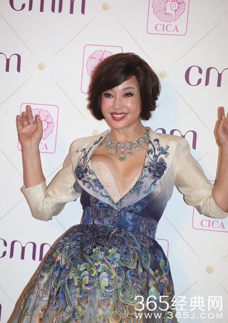 60岁刘晓庆低胸装大秀事业线遭网友吐槽