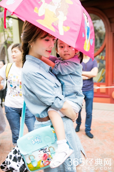 李小璐携甜馨共游迪士尼 亲子装温馨引人羡