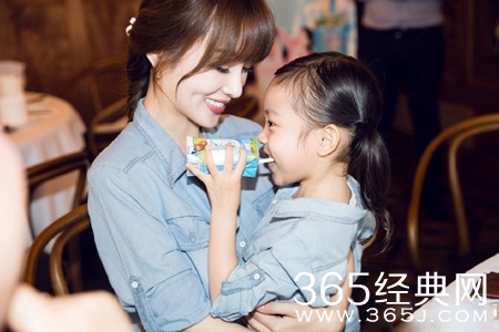 李小璐携甜馨共游迪士尼 亲子装温馨引人羡