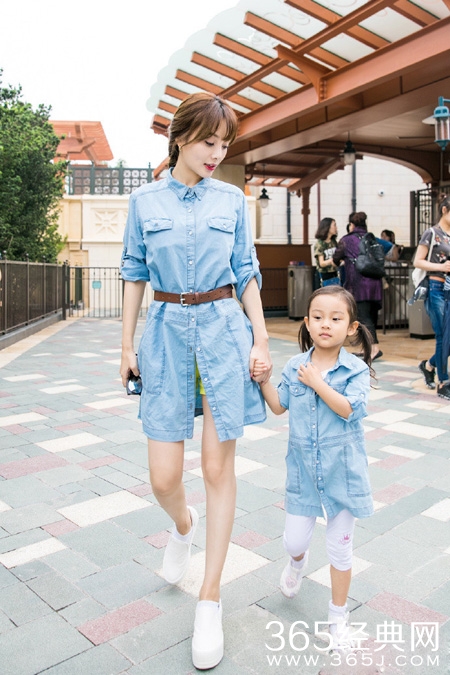 李小璐携甜馨共游迪士尼 亲子装温馨引人羡