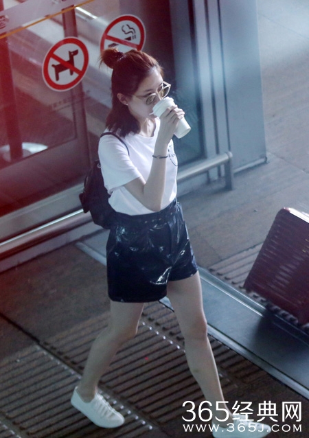 江疏影皮裤亮机场秀性感美腿