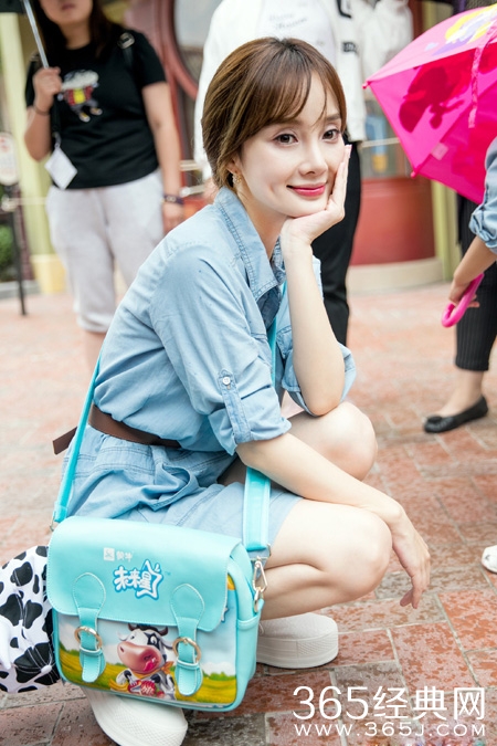 李小璐携甜馨共游迪士尼 亲子装温馨引人羡