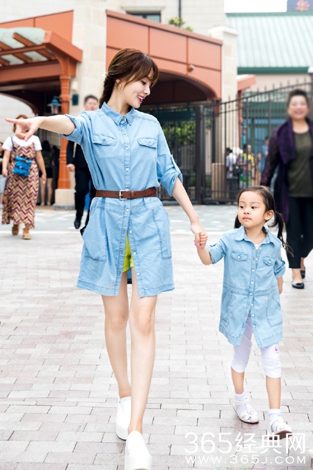 李小璐携甜馨共游迪士尼 亲子装温馨引人羡