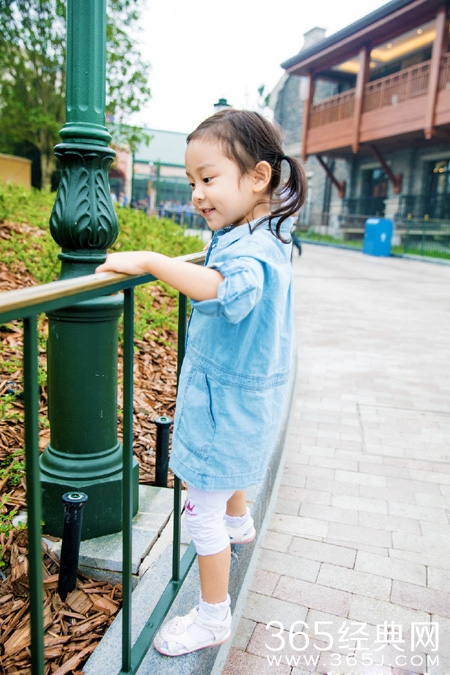 李小璐携甜馨共游迪士尼 亲子装温馨引人羡