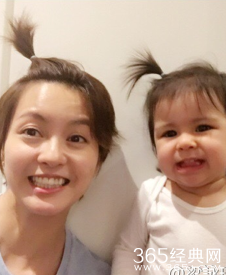 梁咏琪晒照母女俩梳小辫齐卖萌