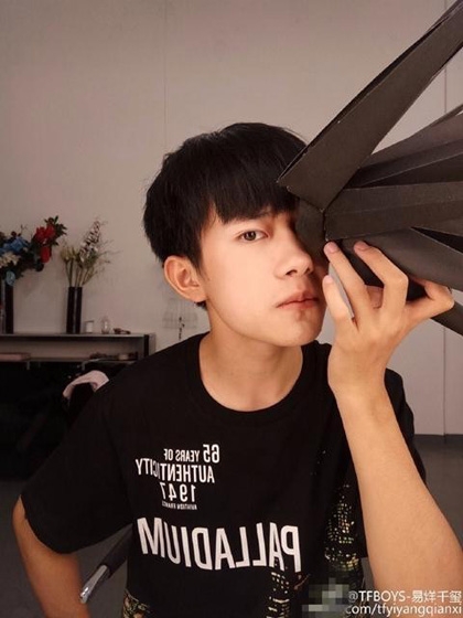 易烊千玺深夜自拍 头顶羽毛耍酷