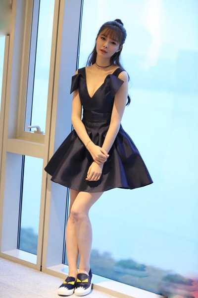 沈梦辰窗边凹造型秀长腿 深V露乳沟